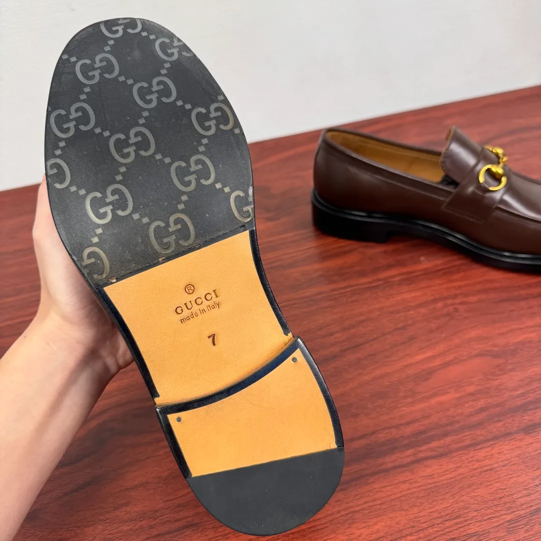 Batch 980 Gucci/Gucci new men's loafers with horsebit buckle! These classic loafers, embellished with a horsebit buckle, embody timeless elegance and pay homage to the brand's rich heritage. The carefully crafted leather sole and semi-circular toe inject new charm into the entire design. Iconic accessories and metal buckle finishes complement each other, classic loose fit, solid color leather highlights the simple and rustic temperament. Select high-quality leather. Pay attention to the details of the leather material. The texture is bright. The leather has excellent toughness. It is soft, comfortable and durable. The dyed calfskin lining has uniform and fine holes, soft and comfortable. The thickened leather outsole and the composite rubber bottom sheet at the heel are extremely comfortable, wear-resistant and non-slip. It is the first choice for light weight. It is versatile and luxurious, and comes with a full set of packaging! Size: 39-40-41-42-43-44 leather shoe size (38.45.46 can be customized) Item number: 812158 Coffee color